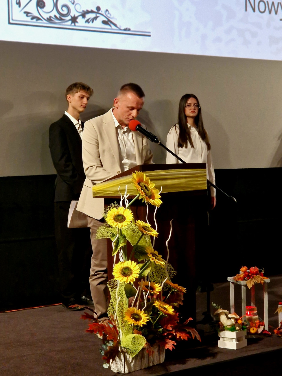 Zdjęcie Ślubowanie kl 1 2025 (35)6ae3a2f1-d48e-4973-b757-4283b2a688a1.jpg w galerii Ślubowanie klas pierwszych (6.10.2025)